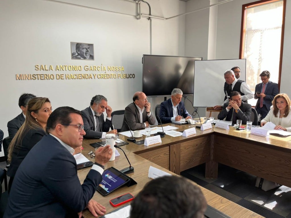 Gobernadores del país se reúnen con el Ministerio de Hacienda para hablar sobre la emergencia económica.