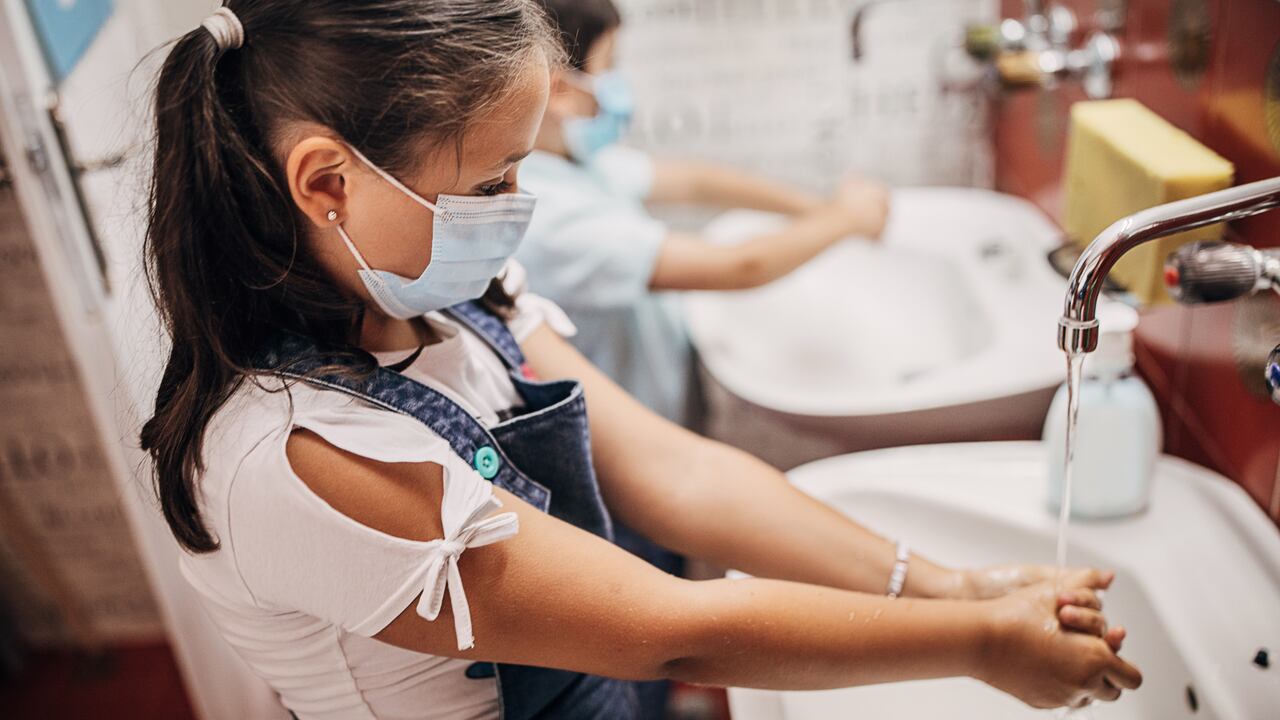 Ambientes ventilados, distancia física en la medida de lo posible, higiene de manos, evitar el contacto con personas que presenten síntomas respiratorios y utilizar tapabocas en espacios cerrados, algunas de las medidas para evitar los contagios.
