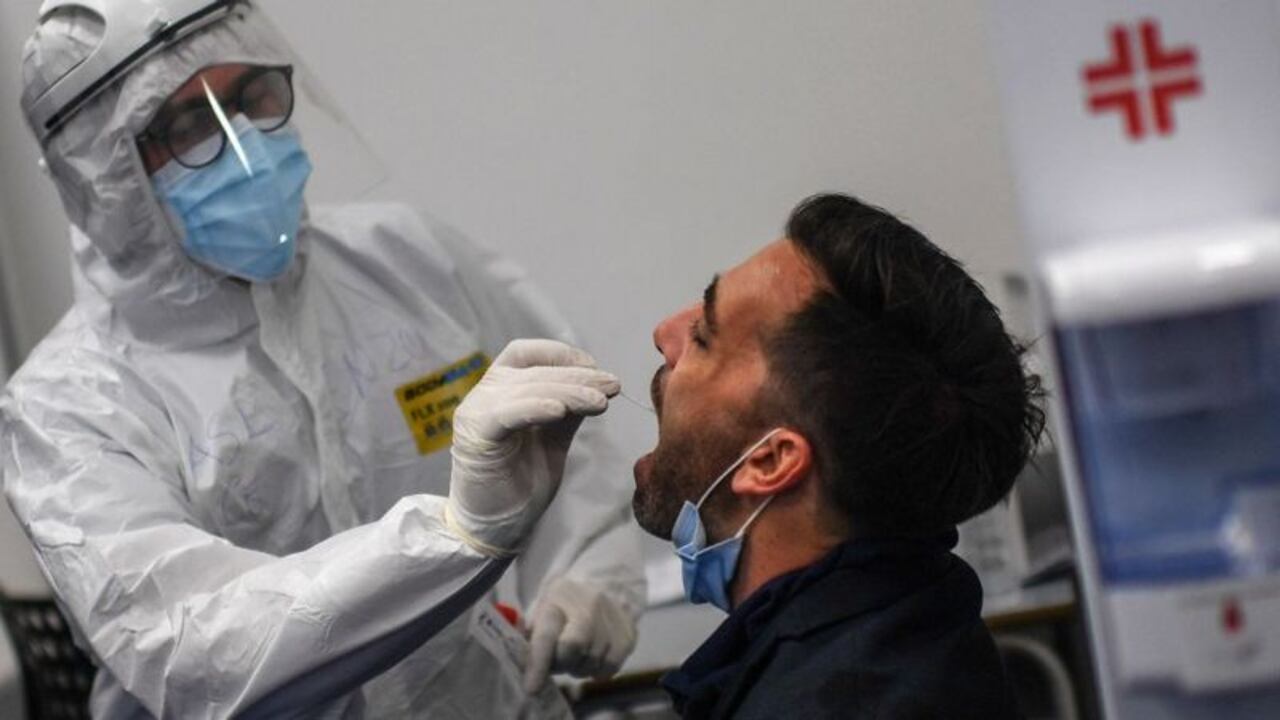 Italia hace tests a los viajeros en los aeropuertos.