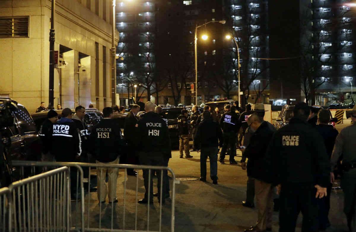 Policías en el centro de Nueva York, a las afueras de la Correccional Metropolitana donde se encuentra el narcotráfico Joaquín "El Chapo" Guzmán. Según los informes de la prensa, Guzmán enfrenta la cadena perpetua por un cargamento de narcotráfico. / Foto EFE / JASON SZENES.