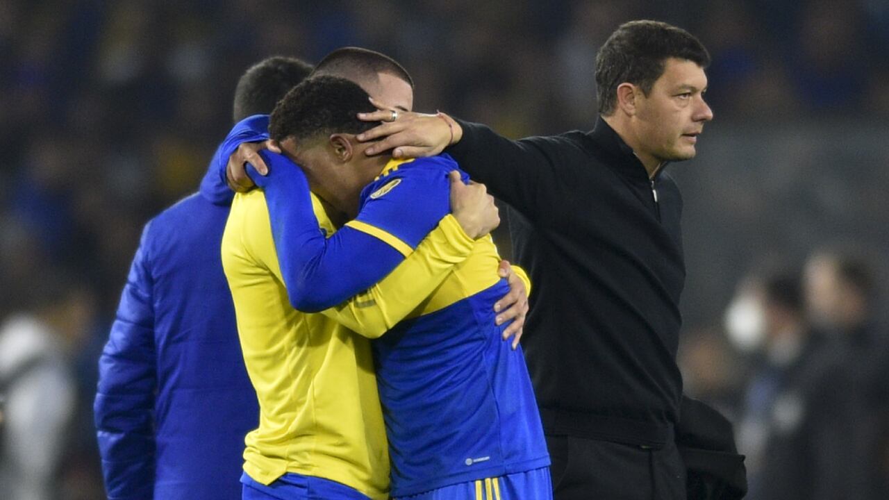 El técnico de Boca Juniors, Sebastián Battaglia, consuela a sus jugadores tras caer por penales ante Corinthians en los octavos de final de la Copa Libertadores, el martes 5 de julio de 2022 (AP/Gustavo Garello)