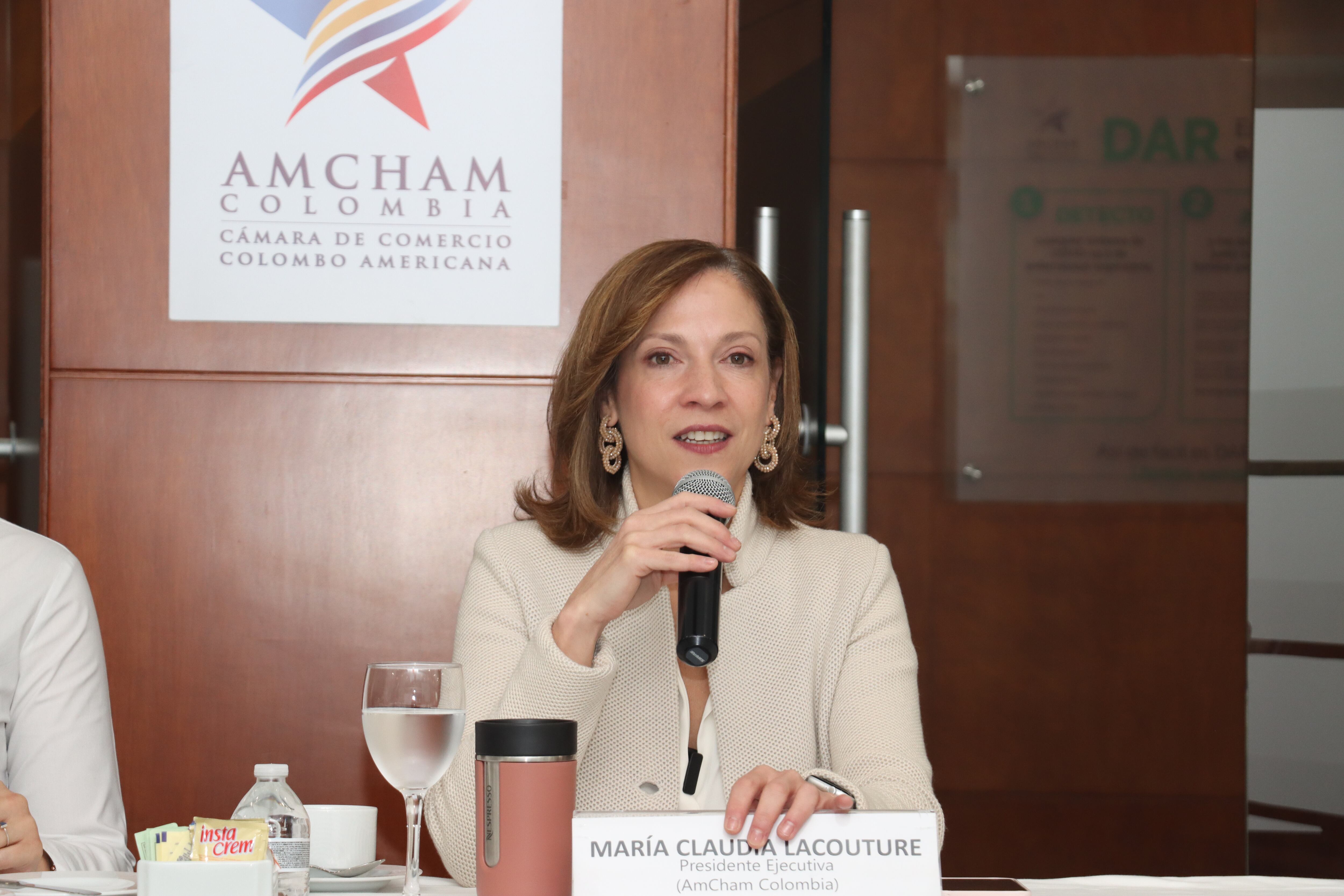 María Claudia Lacouture, presidenta de la Cámara de Comercio Colombo Americana, habla sobre los riesgos, pero también las oportunidades que tiene para Colombia el arancel base del 10%. Foto: Cámara de Comercio Colombo Americana / El País.