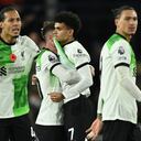 El colombiaano Luis Díaz del Liverpool es apoyado por su compañeros, tras marcar el gol del empate este domingo ante el Luton Town, en la Premer League 2023-2024, tanto que le dedicó a su papá secuestrado, Luis Manuel Díaz. /Foto JUSTIN TALLIS / AFP