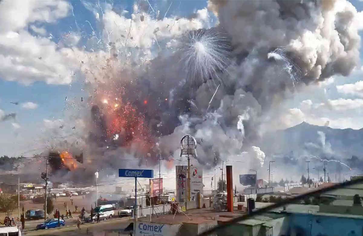Una explosión masiva ataca el mayor mercado de fuegos artificiales de México en Tultepec, el 20 de diciembre de 2016. La explosión causó la muerte de 31 personas y dejó heridas a 72, según las autoridades. La conflagración en el suburbio de la ciudad de México en Tultepec desencadenó una serie de disparos multicolores que enviaron una gran nube de humo sobre la capital.  Foto: Jose Luis Tolentino / AFP.