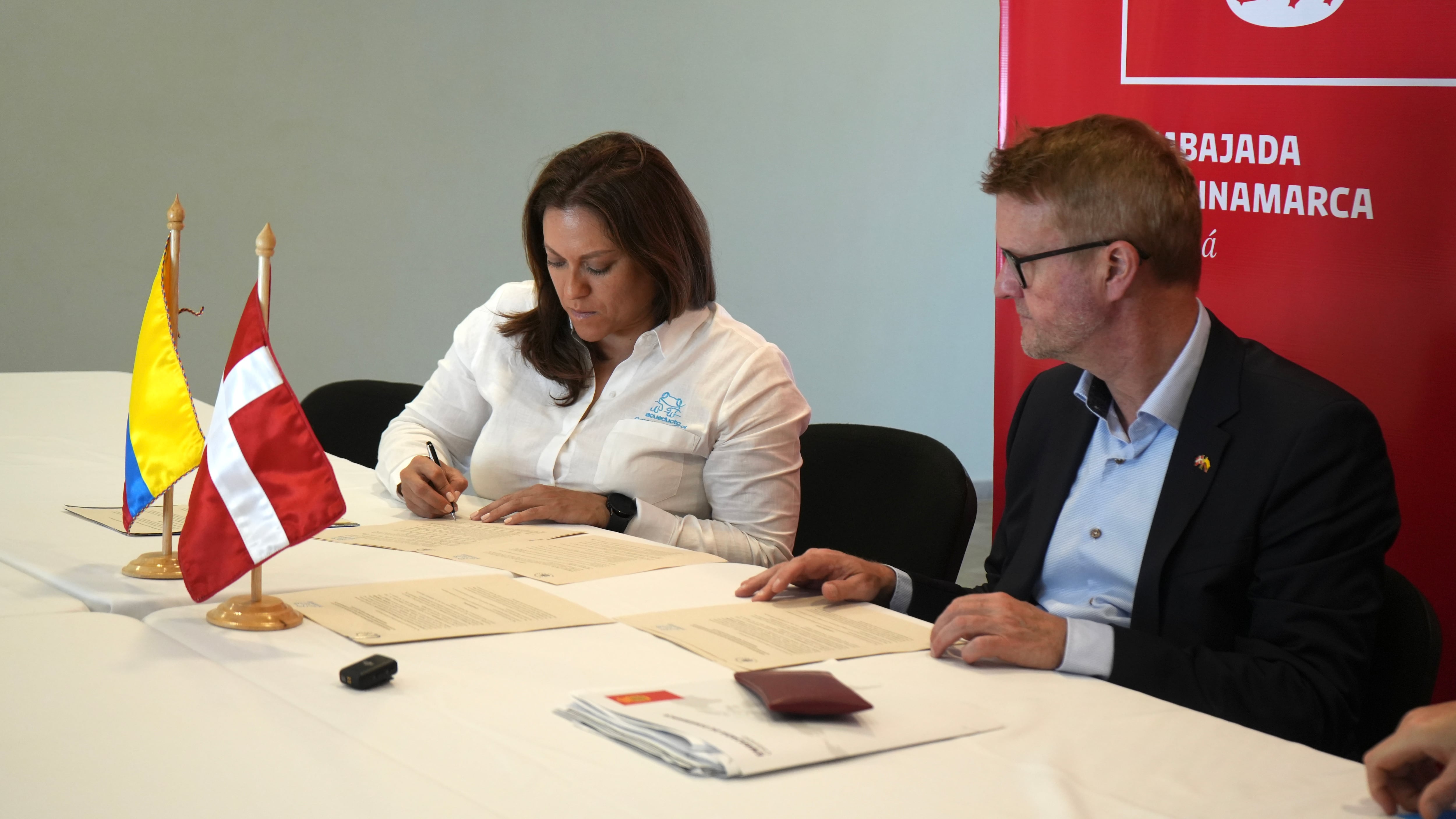 Gerente del Acueducto, Natasha Avendaño, firmando el memorando de entendimiento