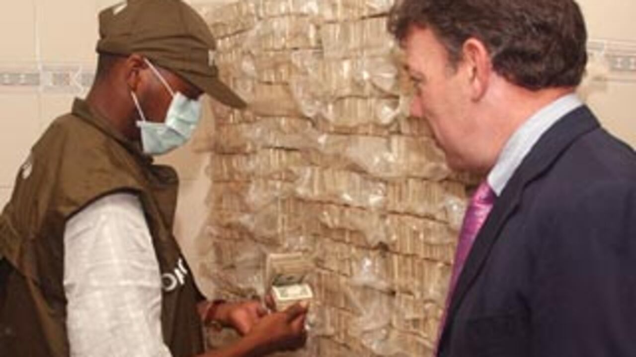 El ministro de Defensa Juan Manuel Santos observa el conteo de la millonaria incautación.