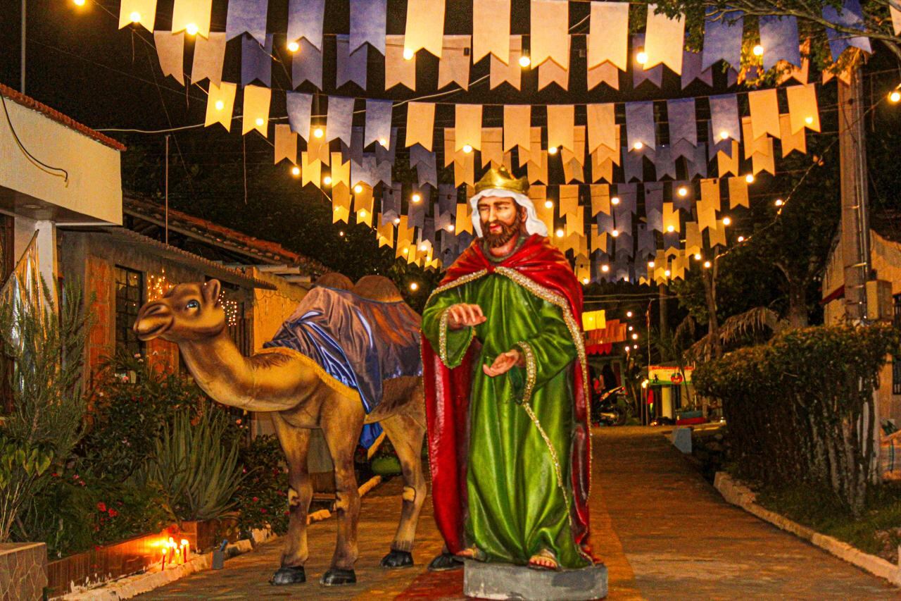 El pesebre de La Jagua reúne esculturas de artesanos locales y personificaciones de artistas.