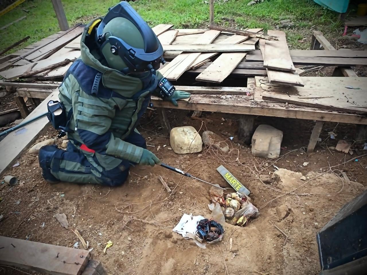 Soldado arriesga la vida desactivando explosivos en Caquetá.