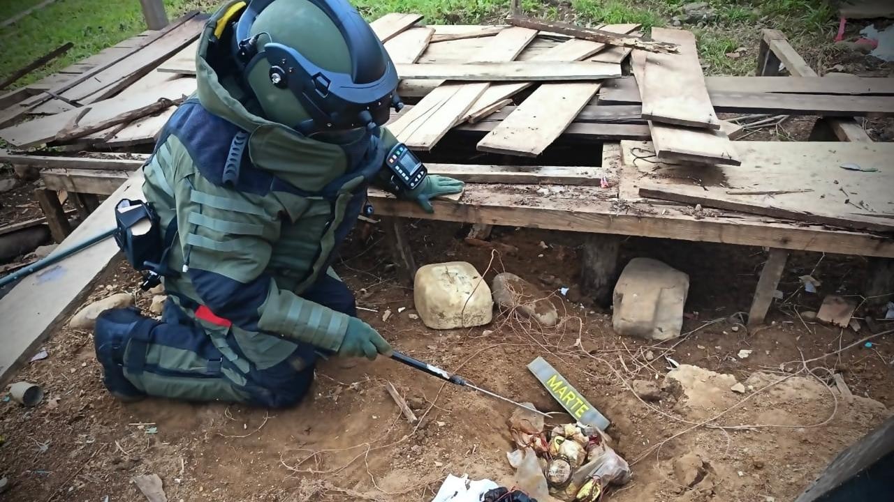 Soldado arriesga su vida desactivando explosivos en Caquetá.