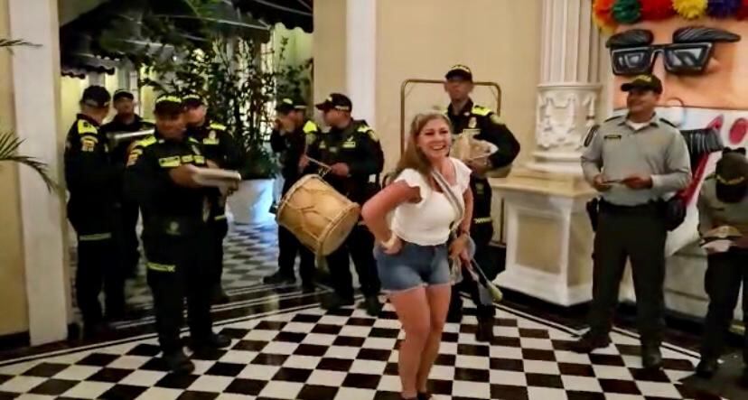 Uniformados de la Policía tocan instrumentos