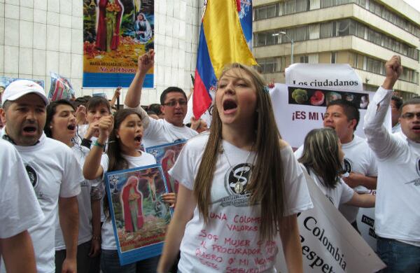 "Por una Colombia con valores. Soy mujer y apoyo al procurador porque quiero que mi vientre esté seguro" aseguraba esta joven, una de las más activas de la jornada, en su camiseta.
