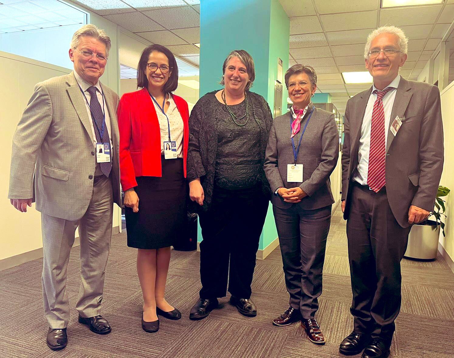 La alcaldesa Claudia López viajó a Washington en compañía del gerente de la Empresa Metro, Leónidas Narváez y del secretario de Hacienda, Juan Mauricio Ramírez.