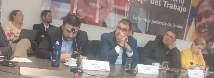 Participantes en mesa de negociación del salario mínimo 2026