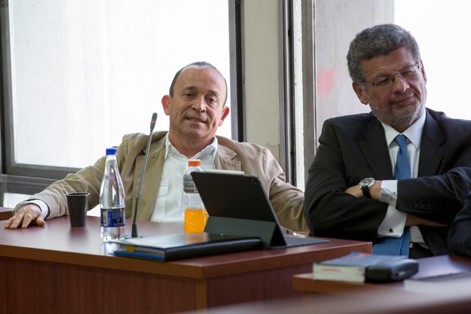 Santiago Uribe en medio de sus audiencias públicas.