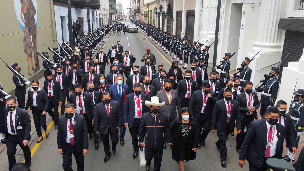 El recién electo presidente de Perú, Pedro Castillo de Perú Libre derrotó a Keiko Fujimori de Fuerza Popular por una leve diferencia en la segunda vuelta del 6 de junio. Los peruanos también están celebrando el 200 aniversario de su independencia. Foto: Getty Images / Getty Images