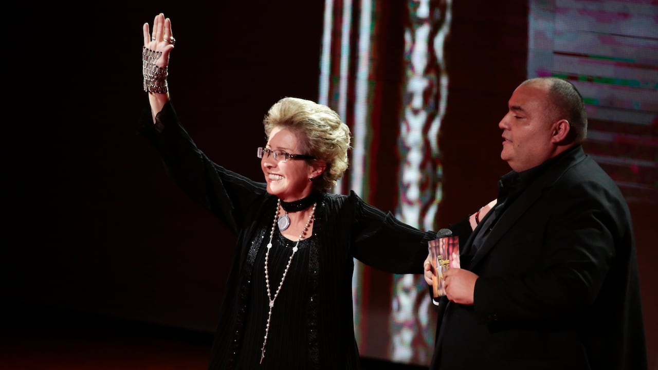 Margalida Castro recibe del actor Enrique Carriazo el premio a toda una vida. (Colprensa - Juan Páez).