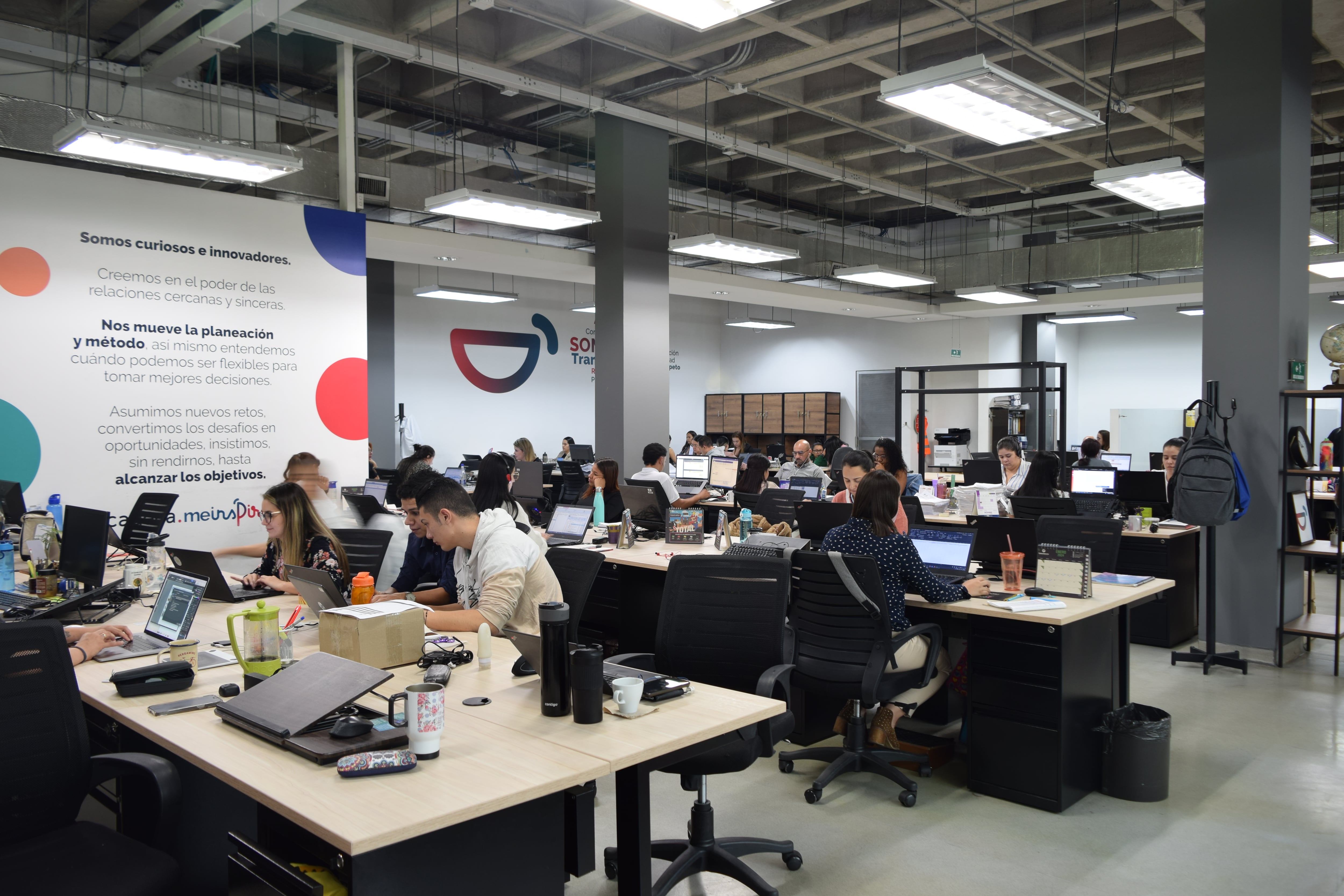 Cadena es mucho más que una plataforma; opera para más de 230.000 empresas de todos los tamaños, con infraestructura propia en Colombia, monitoreo 24/7 y un equipo experto que acompaña cada etapa.