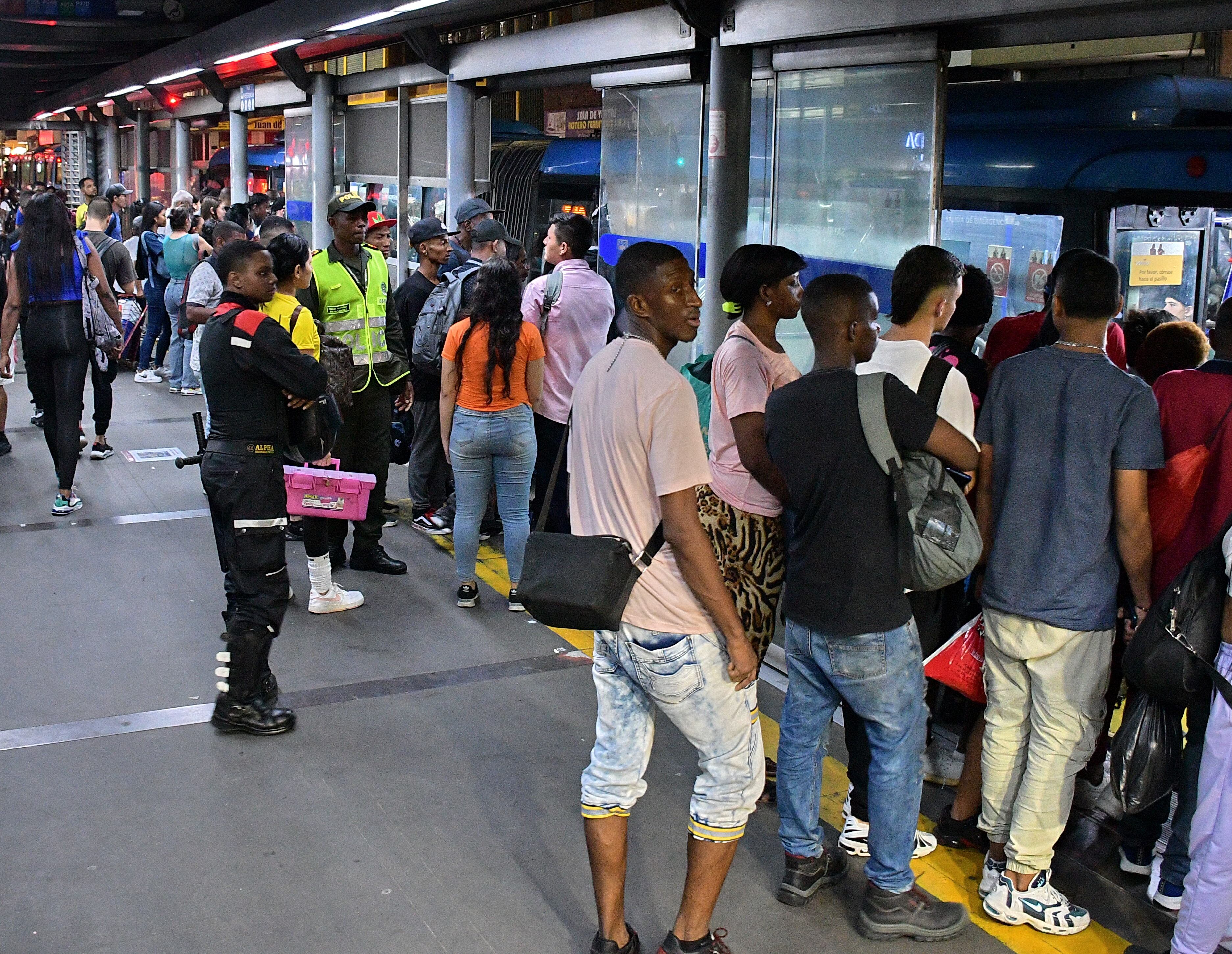 Colectivos de usuarios y concejales están cuestionando que en el convenio firmado para la seguridad del MÍO se están invirtiendo recursos en compras innecesarias: cerca de $ 950.000 millones en computadores, licencias de Office, un sistema de sonido y chalecos antibalas. Expertos en seguridad dicen que todo esto sí es necesario. Fotos Raúl Palacios / El PAis / 26 Julio del 2023 Cali.