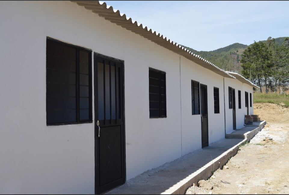 Las familias beneficiarias vivirán en un sector privilegiado en el que abunda la tranquilidad, el verde de la naturaleza y la frescura del aire puro.