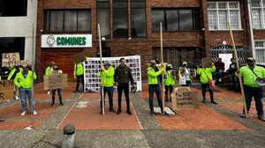 Protesta frente a la sede del partido Comunes.