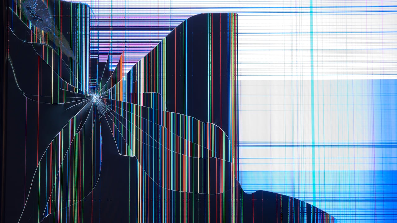 Screen Protector Defect Joven dañó accidentalmente la pantalla de su televisor al retirar un ...