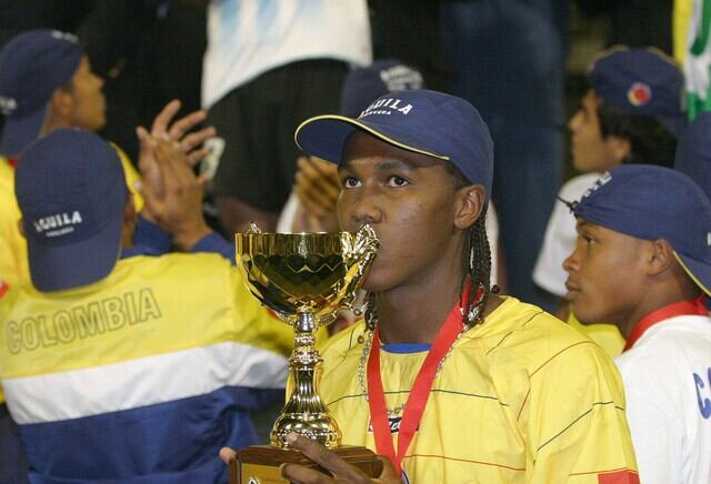 Hugo Rodallega con el trofeo de máximo goleador en el Sudamericano Sub-20 de 2005.