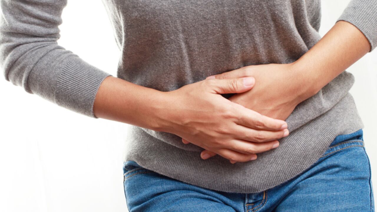 El dolor menstrual puede tener otros síntomas, como dolor de espalda baja, náuseas, diarrea y dolores de cabeza.