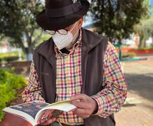 El cantautor Jorge Velosa con su nuevo libro "El convite de los animales". Cortesía de Editorial Monigote.