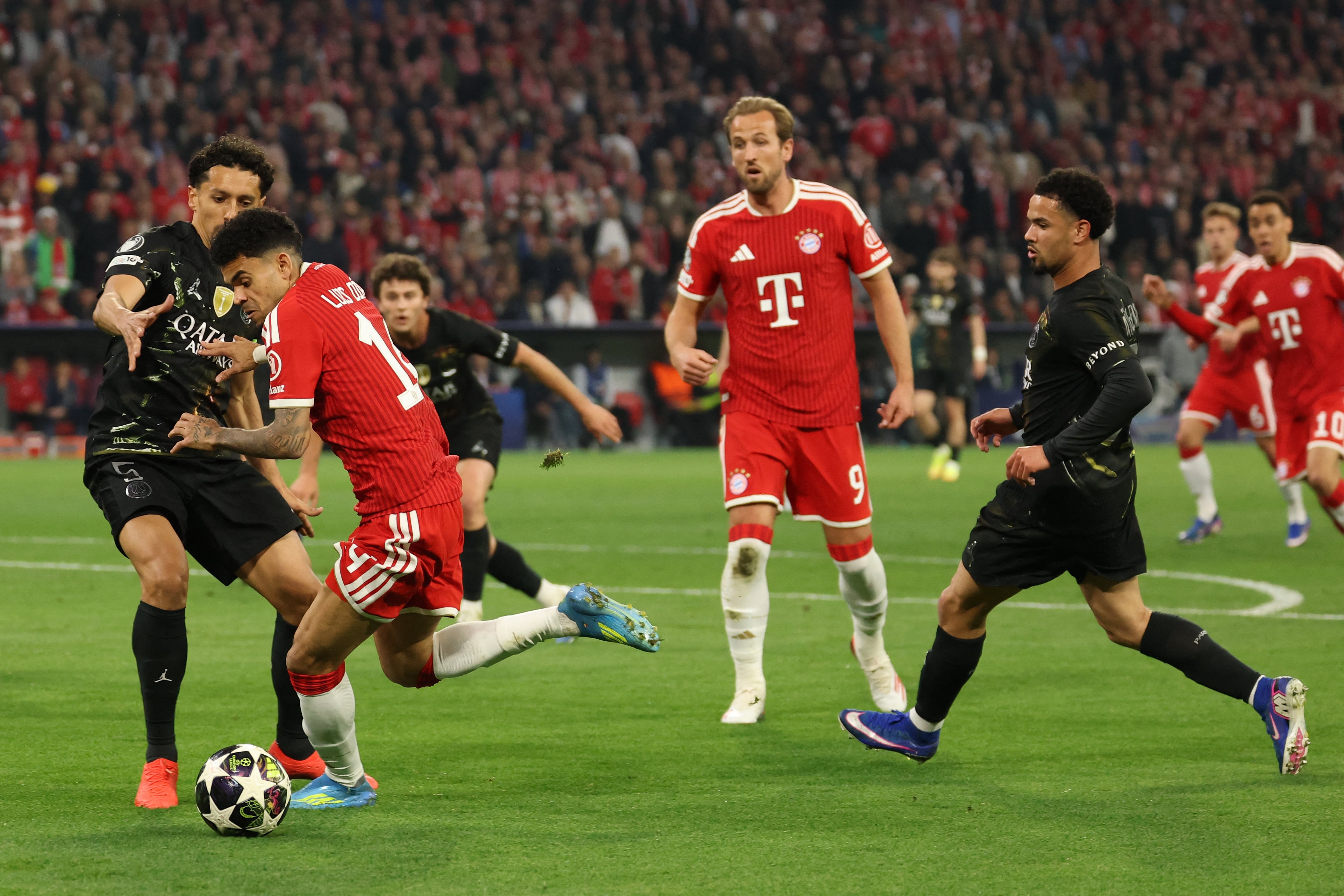 El delantero colombiano del Bayern de Múnich, Luis Díaz (segundo por la izquierda), y el defensa brasileño del Paris Saint-Germain, Marquinhos (izq.), disputan el balón durante el partido de vuelta de las semifinales de la Liga de Campeones de la UEFA entre el FC Bayern de Múnich y el Paris Saint-Germain (PSG) en Múnich, al sur de Alemania, el 6 de mayo de 2026. (Foto de Odd ANDERSEN / AFP)
