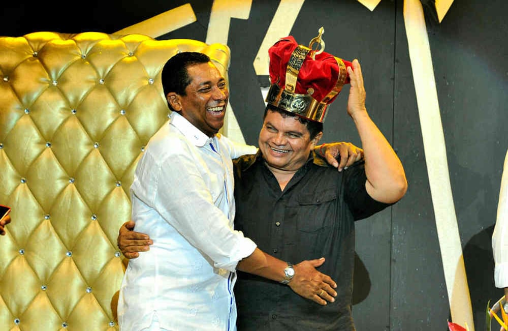 El Rey de reyes 2007, Hugo Carlos Granados (izq) celebra con el nuevo Rey de reyes 2017, Álvaro López Carrillo, el lunes 1 de mayo de 2017, en el parque de la Leyenda Vallenata, en Valledupar. Foto: Carlos Julio Martínez/Enviado Especial de Semana