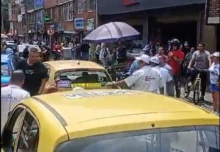 No obstante, le quitaron el objeto, mismo que utilizaron para romper los vidrios del taxi.