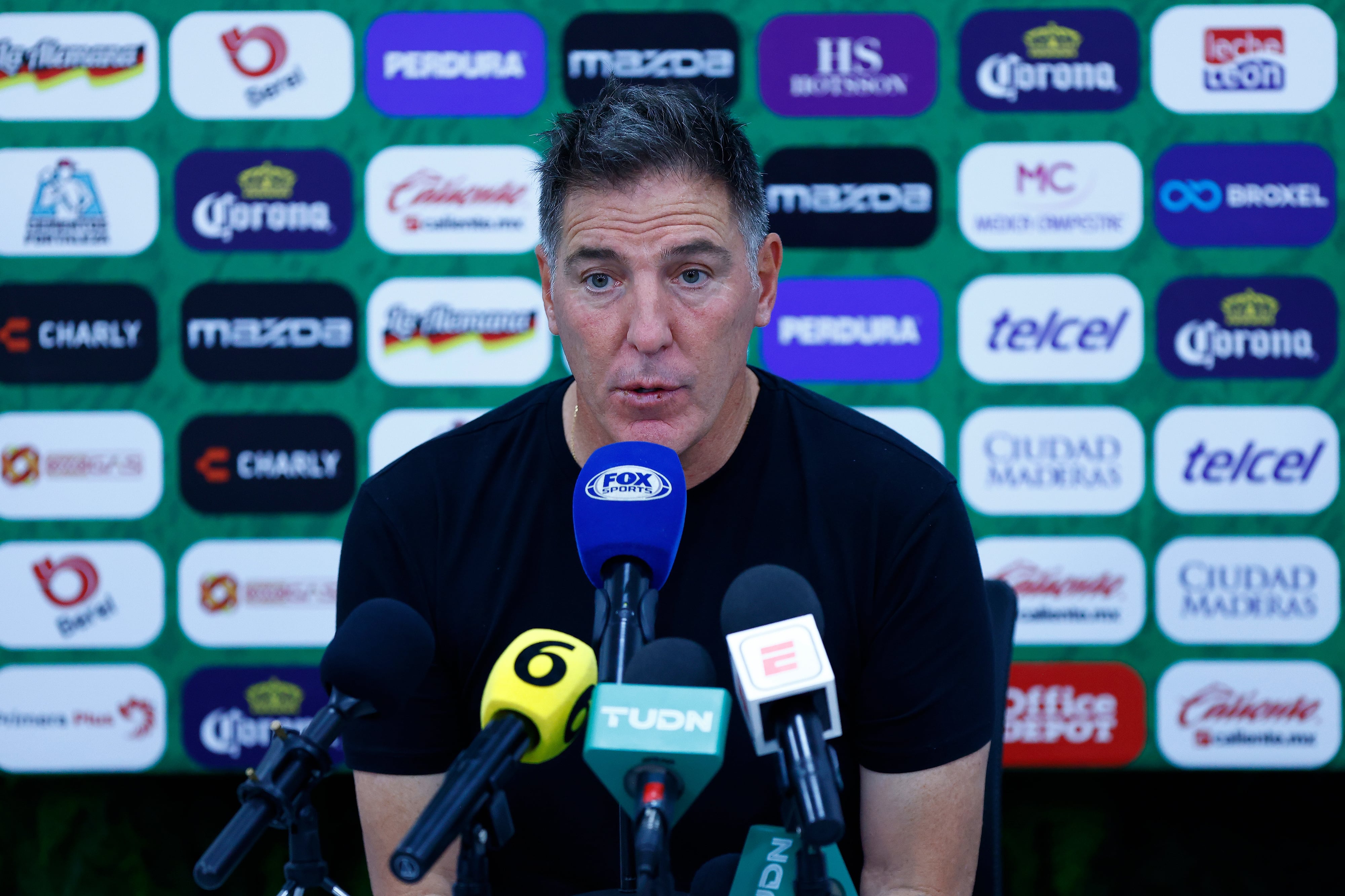 LEON, MEXICO - NOVEMBER 5: Head coach of Leon Eduardo Berizzo speaks in a press conference after the 16th round match between Leon and Mazatlan FC as part of the Torneo Apertura 2024 Liga MX at Leon Stadium on November 5, 2024 in Leon, Mexico. (Photo by Leopoldo Smith/Getty Images)