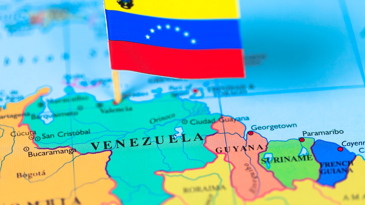 La actividad económica de Venezuela comenzó a caer en 2014, en medio de un desplome de la principal fuente de ingresos del país, el petróleo.