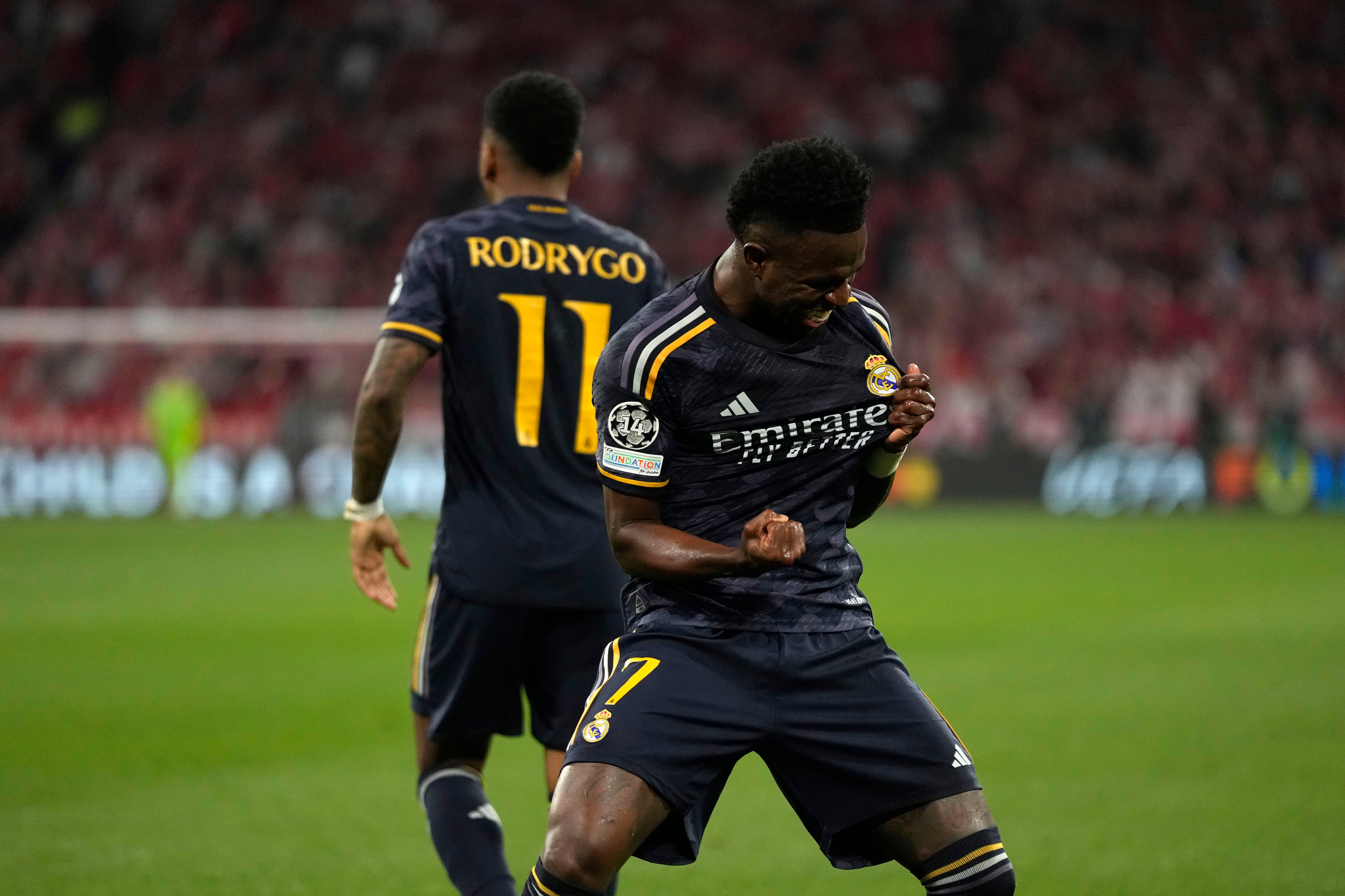 Vinicius Junior del Real Madrid celebra después de anotar el primer gol de su equipo durante el partido de ida de las semifinales de la Liga de Campeones entre Bayern Munich y Real Madrid en el Allianz Arena en Munich, Alemania, el martes 30 de abril de 2024. (Foto AP/Matthias Schrader)