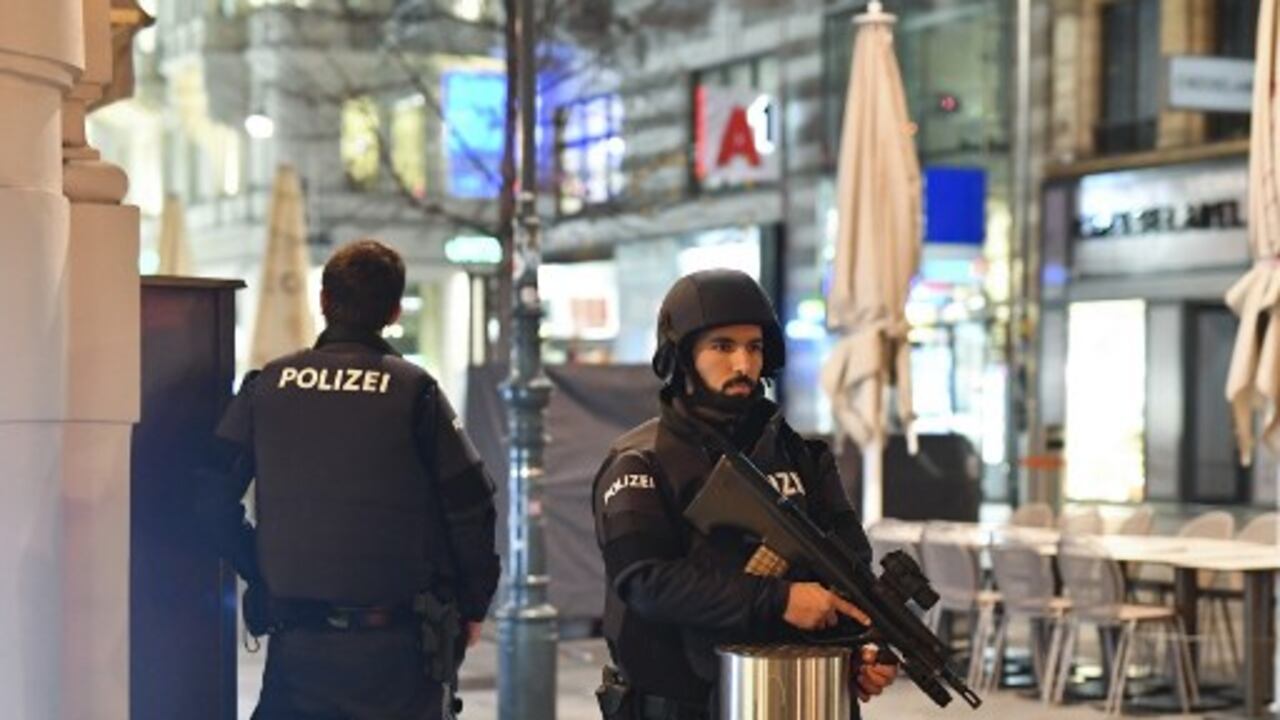 Armed policemen stand guard in a shopping street in the center of Vienna on November 2, 2020, following a shooting. - Multiple gunshots were fired in central Vienna on the evening of November 2, 2020, according to police, with the location of the incident close to a major synagogue. Police urged residents to keep away from all public places or public transport. One attacker was "dead" and another "on the run", with one police officer being seriously injured, Austria's interior ministry said according to news agency APA. (Photo by JOE KLAMAR / AFP)
