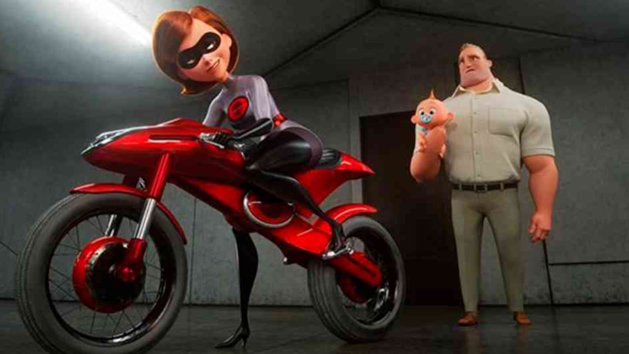 Más de una década después del estreno de "Los Increíbles 1", la secuela presenta a Mr. Increíble como un padre que se queda en casa cuidando a los niños.