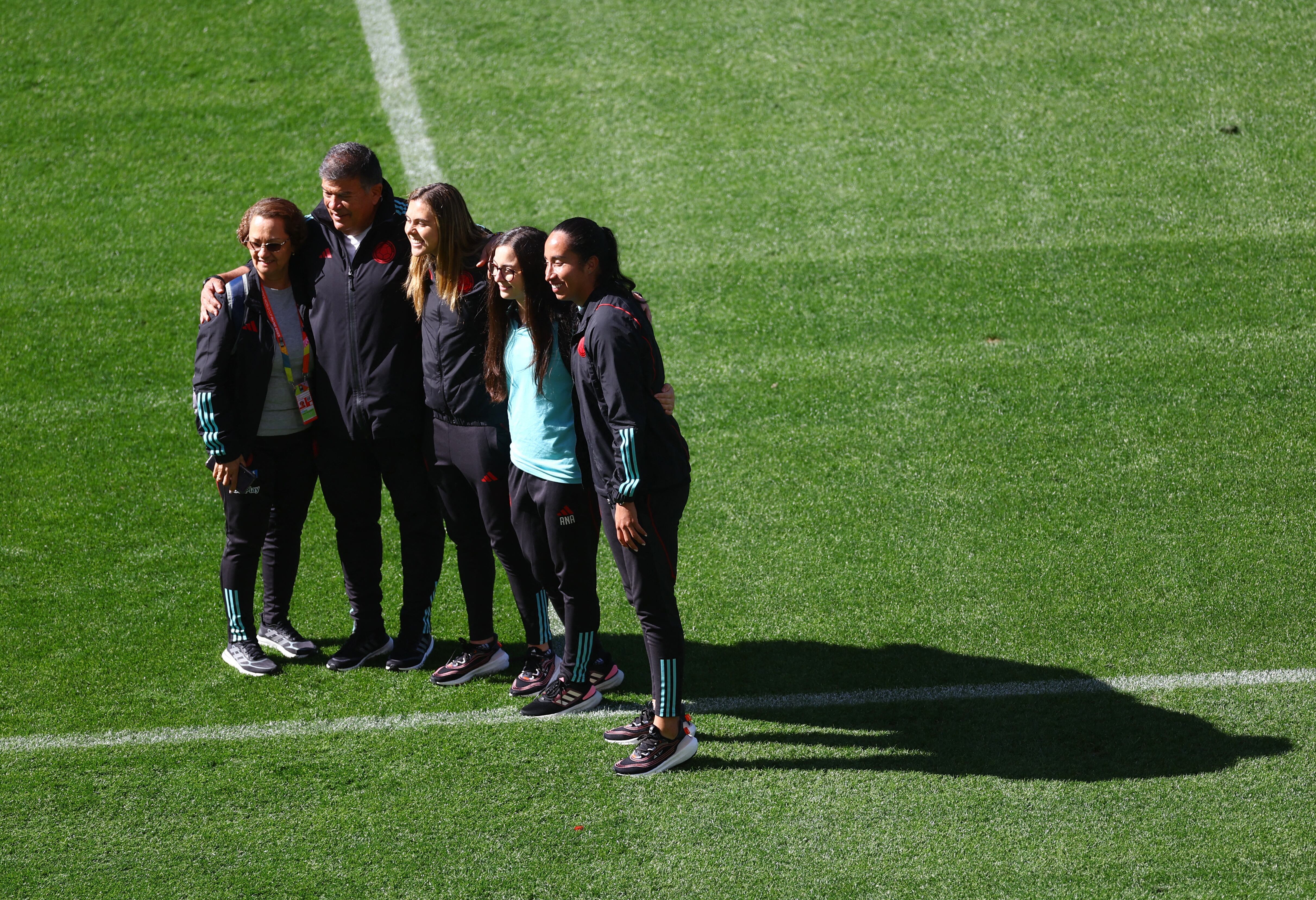 Soccer Football - FIFA Women’s World Cup Australia and New Zealand 2023 - Quarter Final - Colombia Stadium Visit - Stadium Australia, Sydney, Australia - August 11, 2023 Colombia coach Nelson Abadia and Mayra Ramirez pose for a picture during a stadium visit REUTERS/Carl Recine