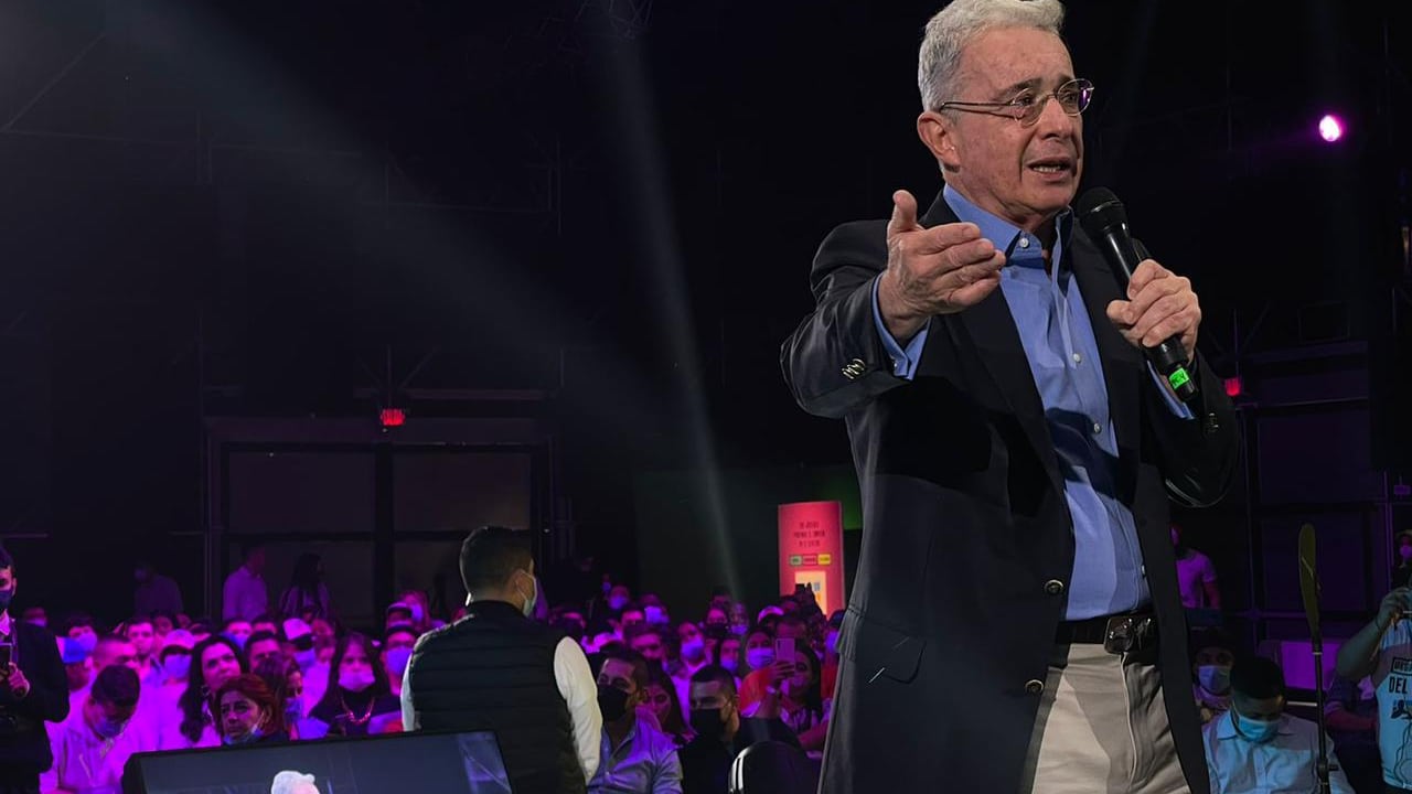 Expresidente Álvaro Uribe enloqueció a los jóvenes en Medellín y hasta les parafraseó a Vicente Fernández