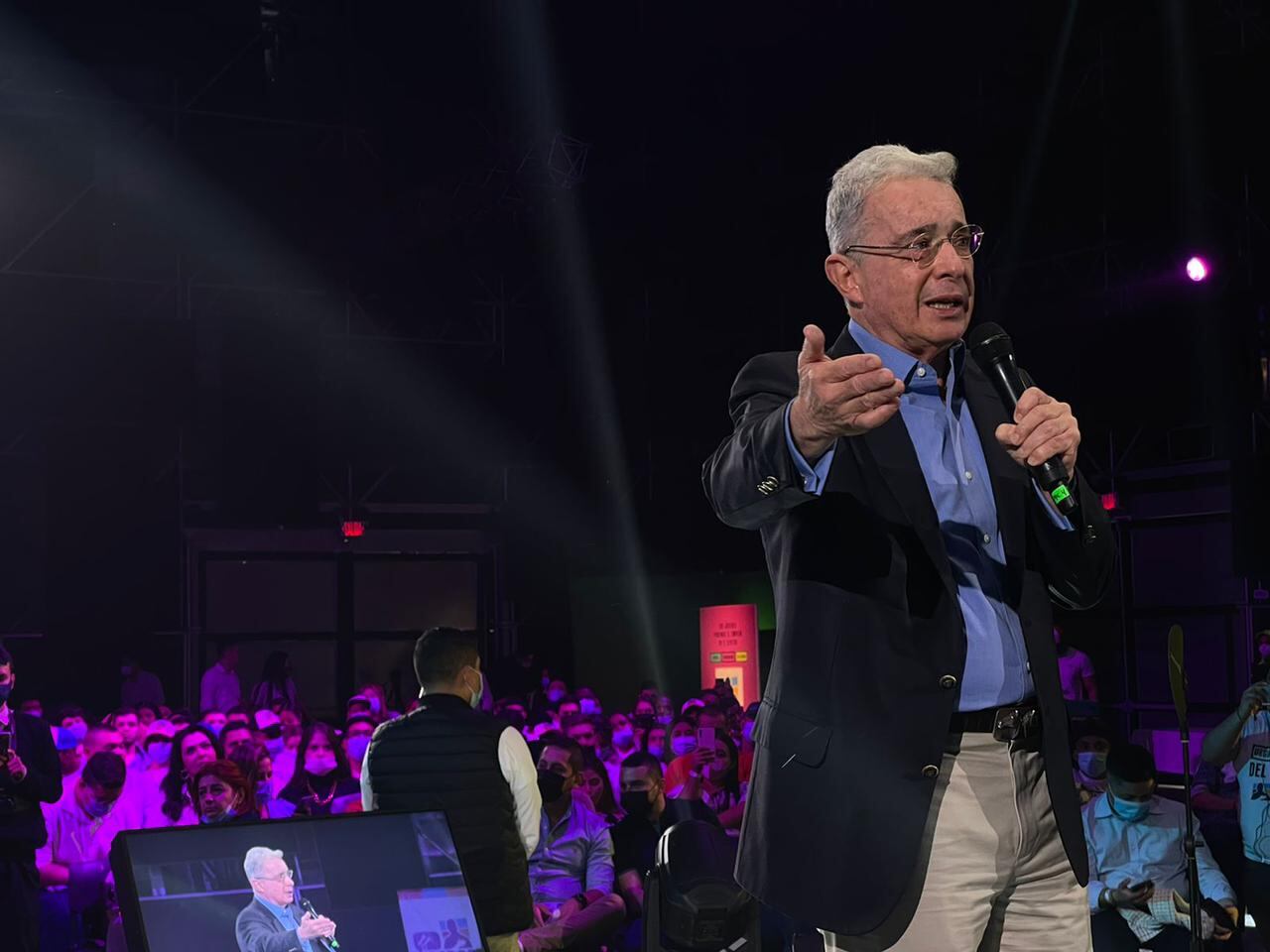 Expresidente Álvaro Uribe enloqueció a los jóvenes en Medellín y hasta les parafraseó a Vicente Fernández