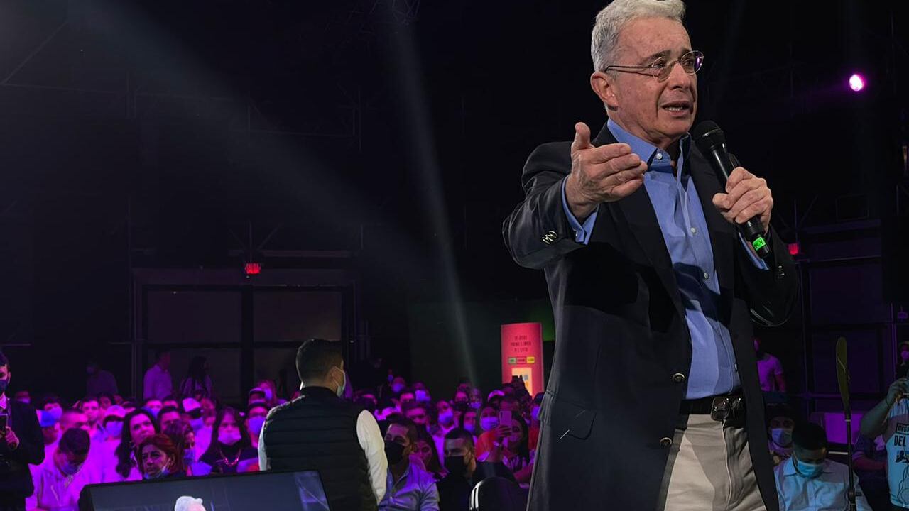 Expresidente Álvaro Uribe enloqueció a los jóvenes en Medellín y hasta les parafraseó a Vicente Fernández