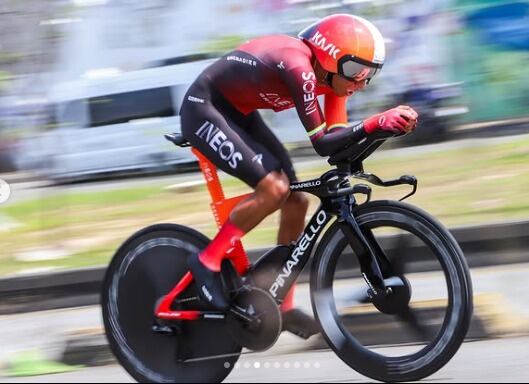 Egan Bernal en medio de la prueba de este jueves.