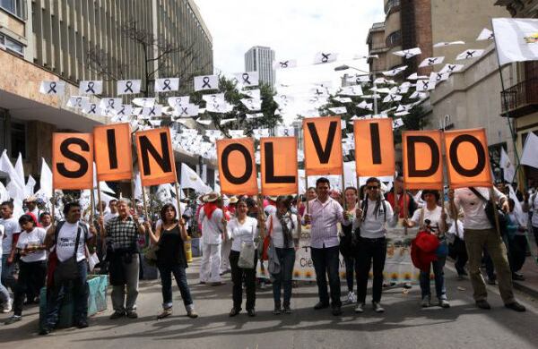 Las víctimas piden que no olviden la historia del país ni a sus familiares muertos o desaparecidos. Fotografía: León Darío Peláez / SEMANA.