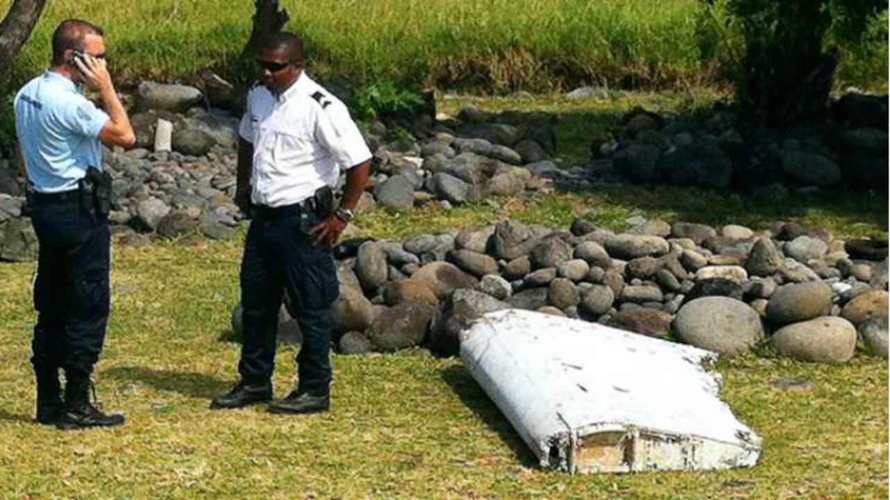 Los restos fotografiados en el Océano Índico parecen ser del ala de un Boeing 777.