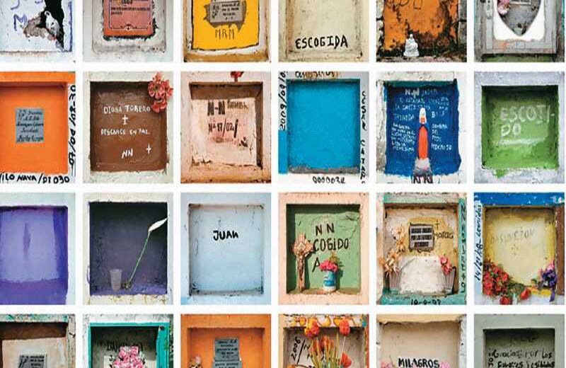 ‘Réquiem NN’ (2013)es el culmen del trabajo audiovisual con que el fotógrafo Juan Manuel Echavarría mostró cómo en Puerto Berrío, Magdalena Medio, los habitantes adoptan simbólicamente a los desaparecidos para reconstruir el tejido social.