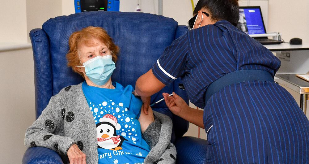Margaret Keenan, primera mujer de 90 años en ser vacunada en Reino Unido.