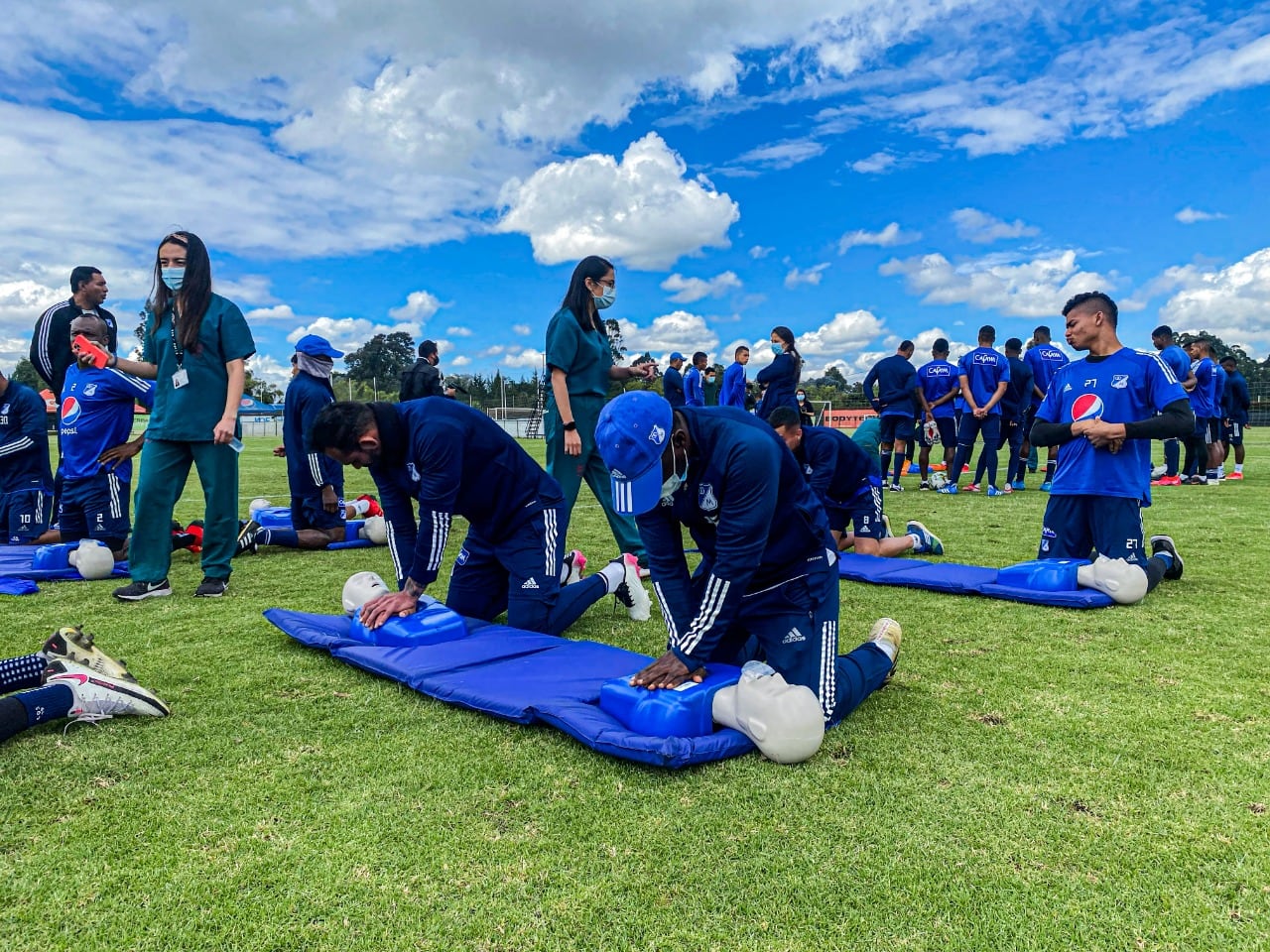 Jugadores de Millonarios se capacitaron en Reanimación Cardiopulmonar