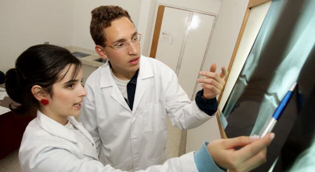 “Colombia enfrenta una escasez de médicos y enfermeras que está impactando severamente en la prestación de servicios de salud”, afirmó la ACHC. 