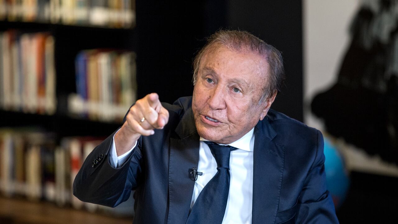 “La vicepresidenta y yo, y todos los funcionarios de alto cargo que quieran trabajar 10 horas con nosotros, podrán hacerlo", dijo.
Foto: Juan Carlos Sierra-Revista Semana.