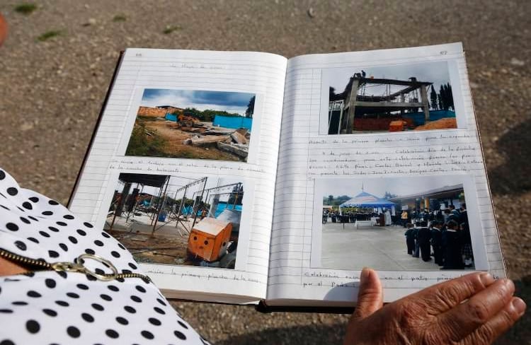 Betzabé Rodríguez, vicepresidenta de padres de familia del colegio Adolfo María Jiménez, muestra las fotografías de los bazares que hicieron para recaudar fondos y mejorar las instalaciones de la institución. 