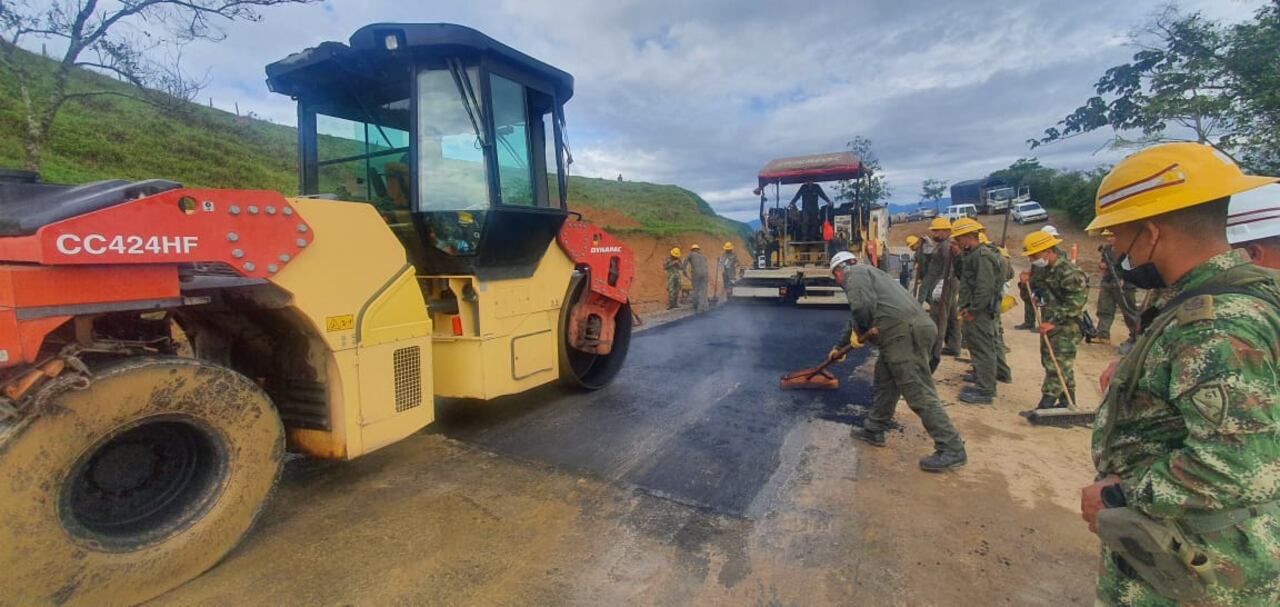 el Ejército colombiano y sus soldados profesionales, trabajan en el desarrollo vial Transversal de la Macarena, un tamaño de 165 kilómetros que conectará los departamentos de Meta y Huila.